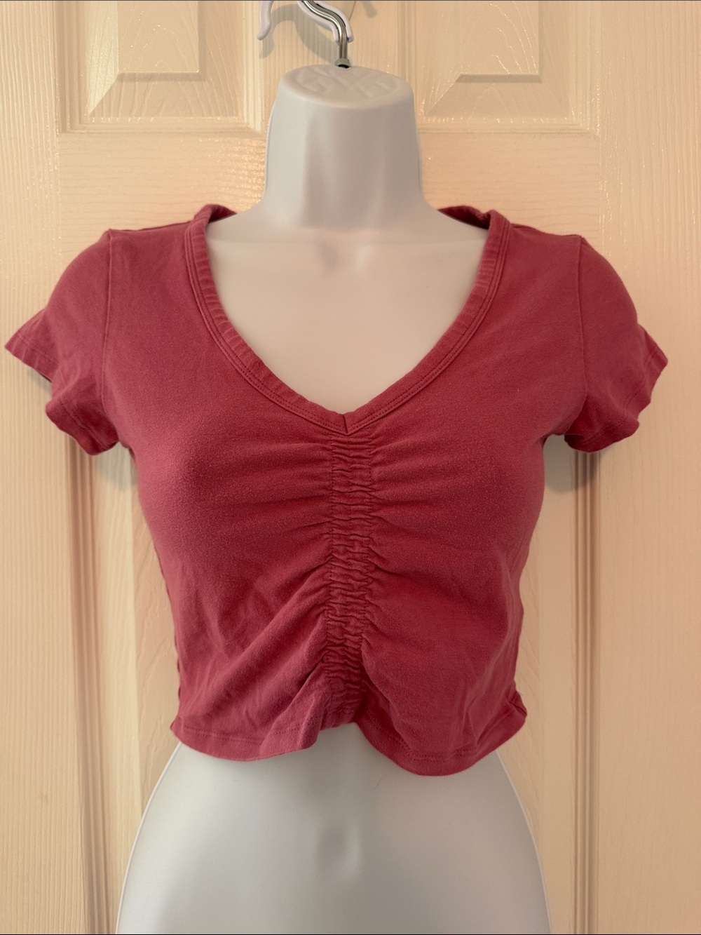American Eagle Outfitters Ruched V-Neck Cropped Top - Rose